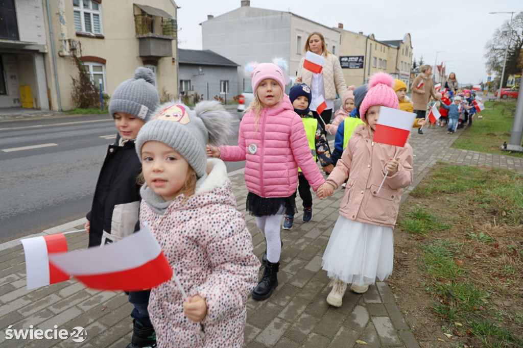 Patriotyczny spacer przedszkolaków