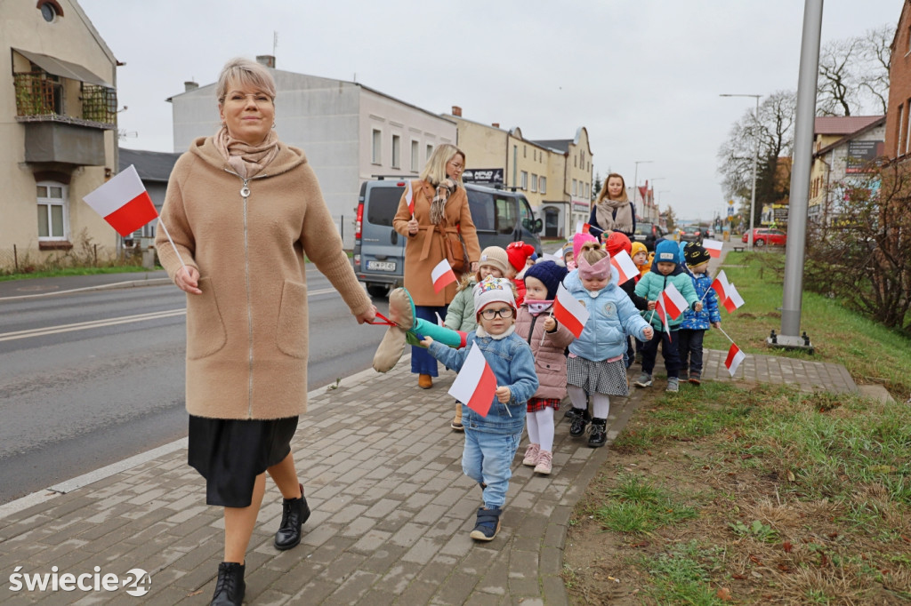 Patriotyczny spacer przedszkolaków