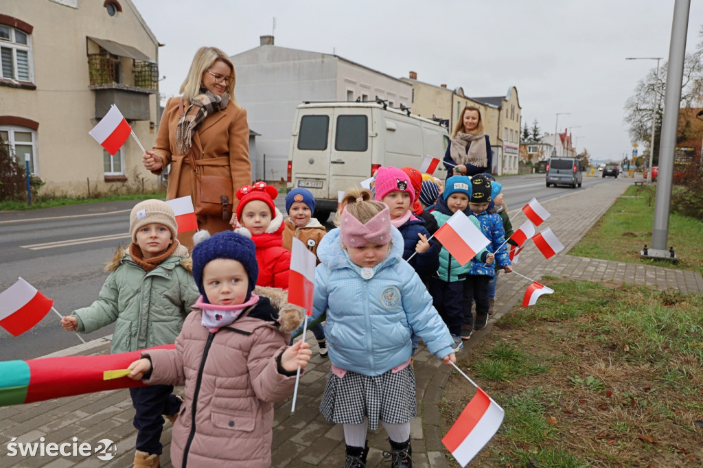 Patriotyczny spacer przedszkolaków