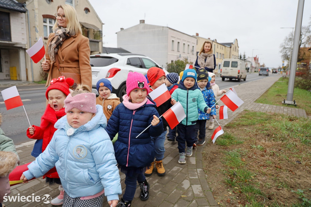 Patriotyczny spacer przedszkolaków