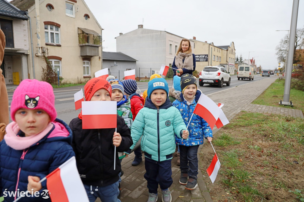 Patriotyczny spacer przedszkolaków