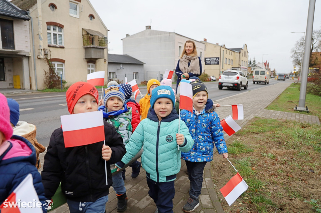 Patriotyczny spacer przedszkolaków