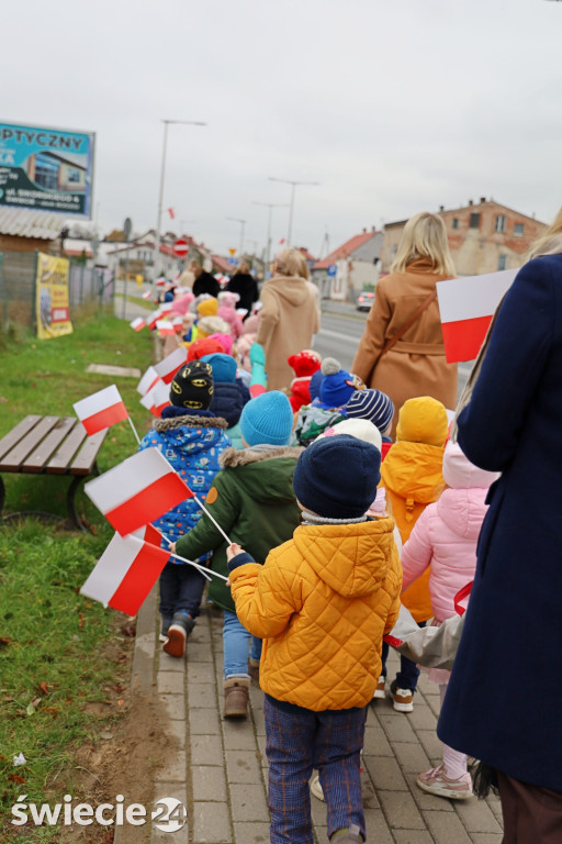 Patriotyczny spacer przedszkolaków