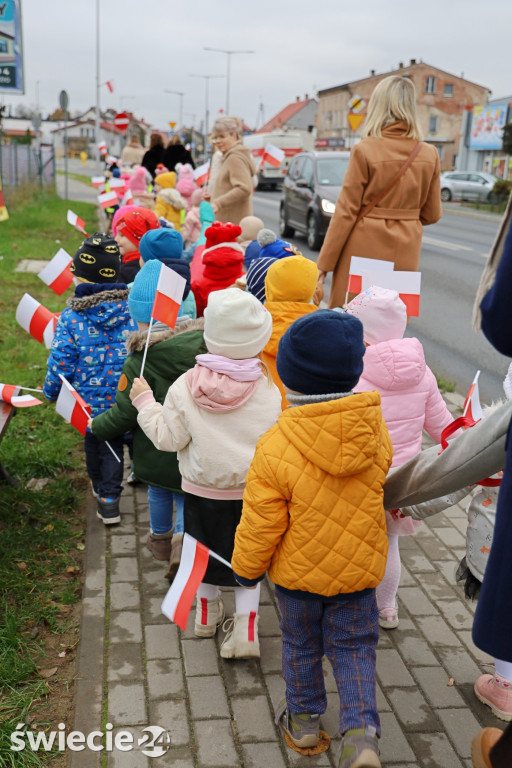 Patriotyczny spacer przedszkolaków