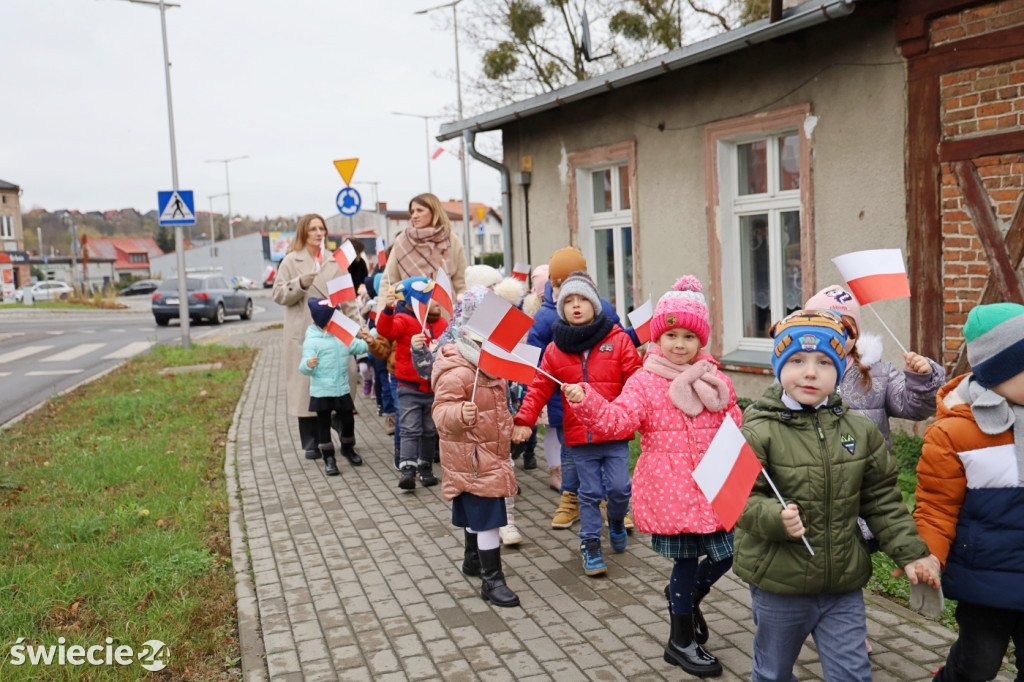 Patriotyczny spacer przedszkolaków