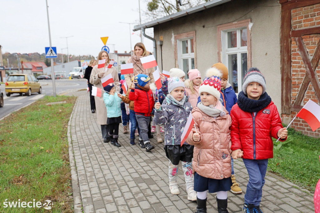 Patriotyczny spacer przedszkolaków