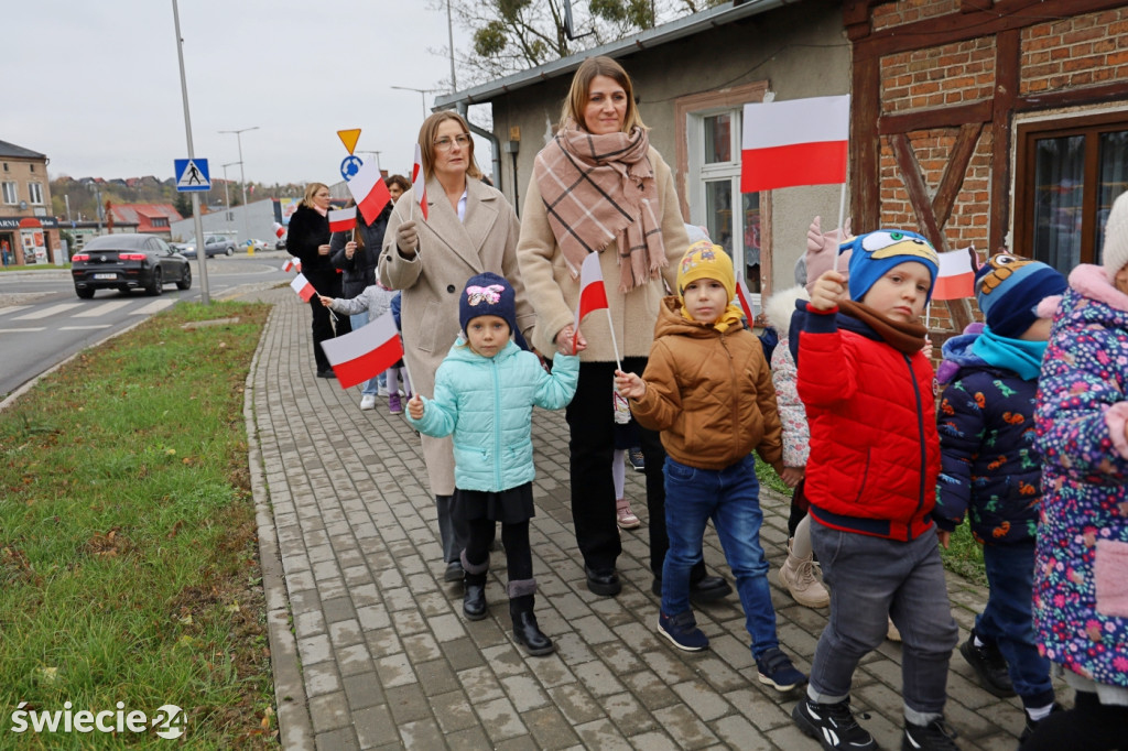 Patriotyczny spacer przedszkolaków