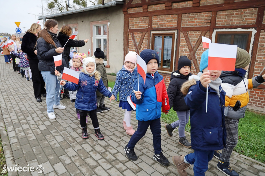 Patriotyczny spacer przedszkolaków