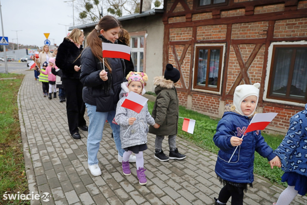 Patriotyczny spacer przedszkolaków