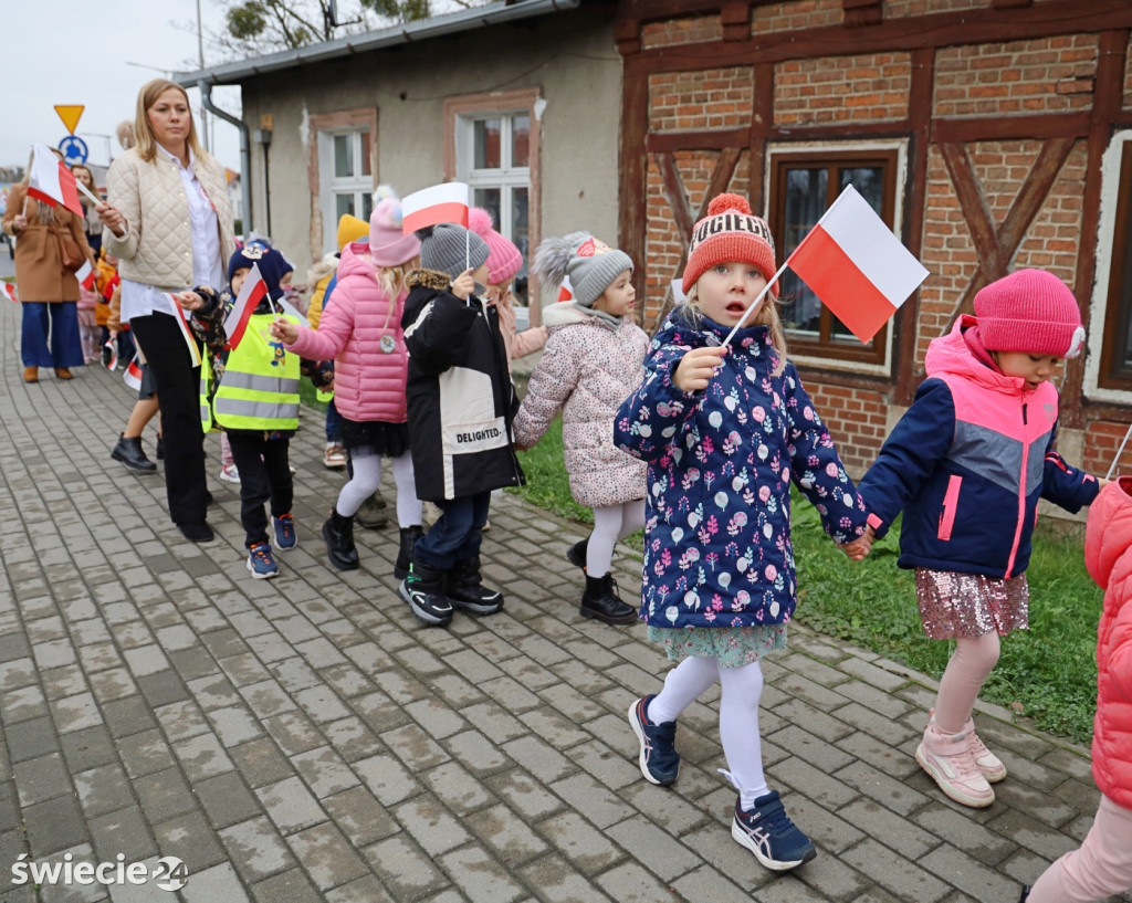 Patriotyczny spacer przedszkolaków