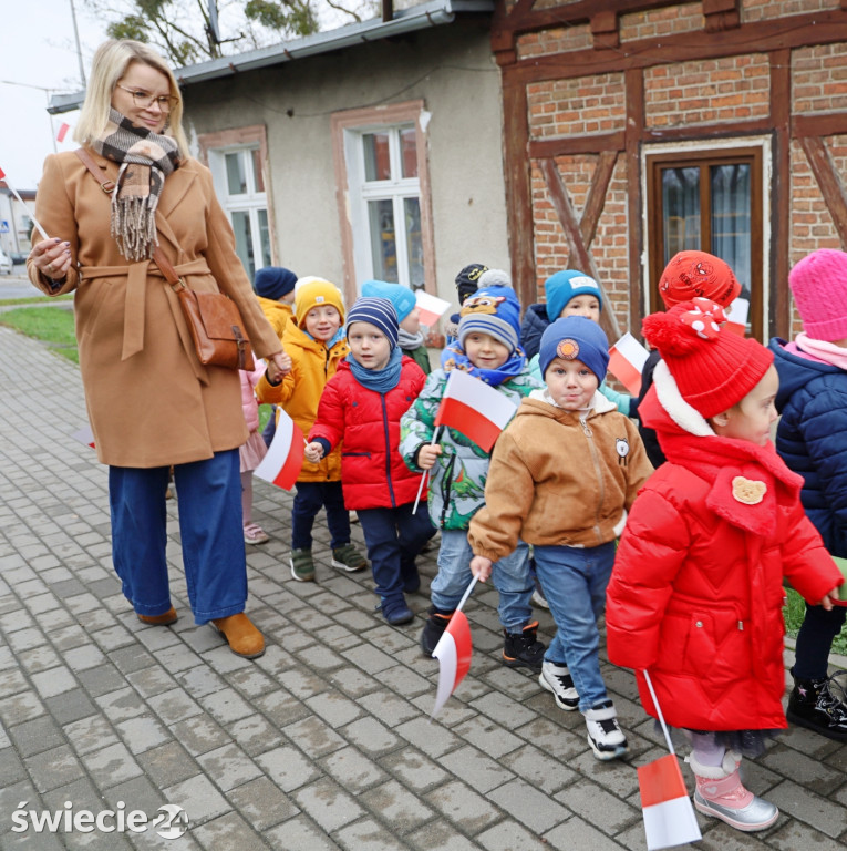 Patriotyczny spacer przedszkolaków