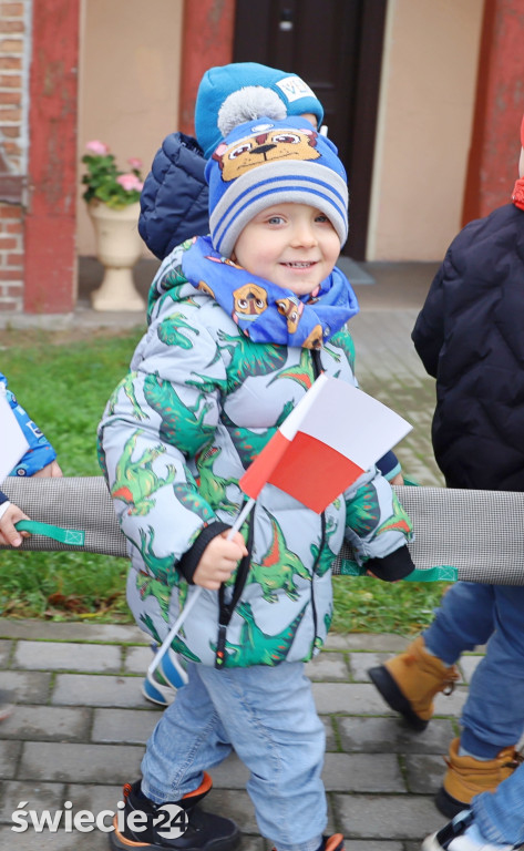 Patriotyczny spacer przedszkolaków