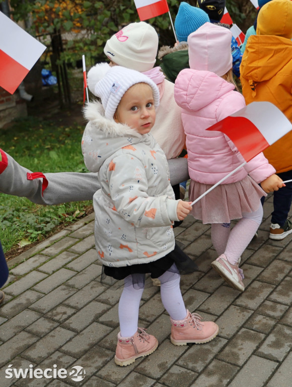 Patriotyczny spacer przedszkolaków