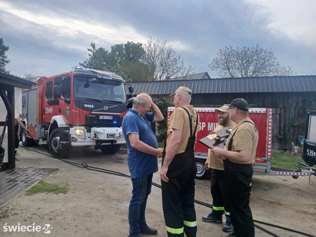 Strażackie wozy wjechały na jego podwórko