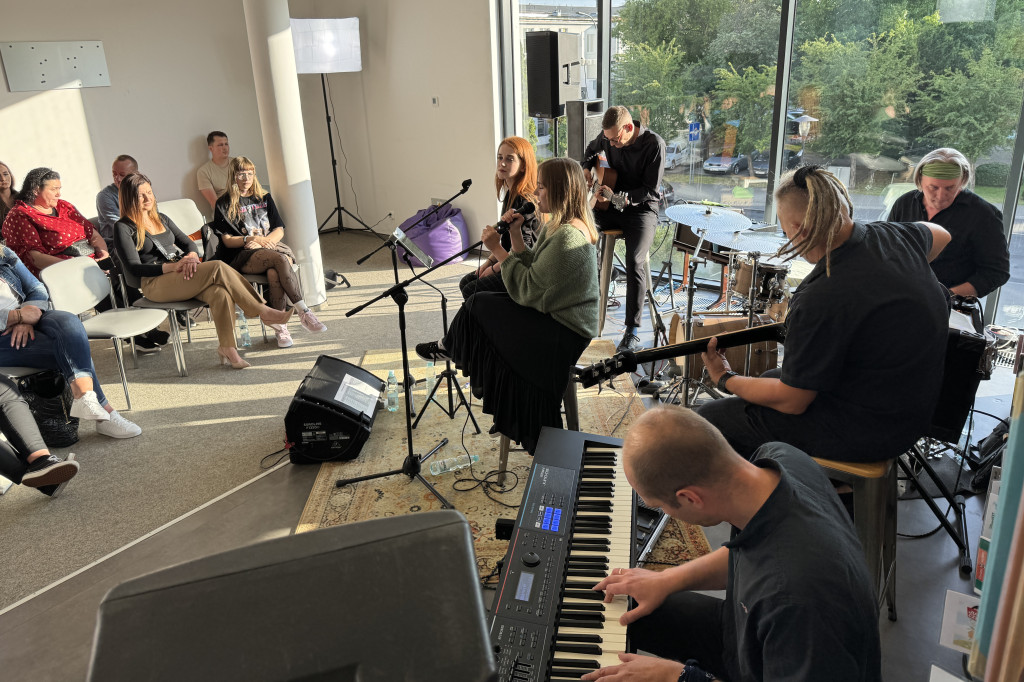 Muzyka w bibliotece. Koncert zespołu Przestrzeń