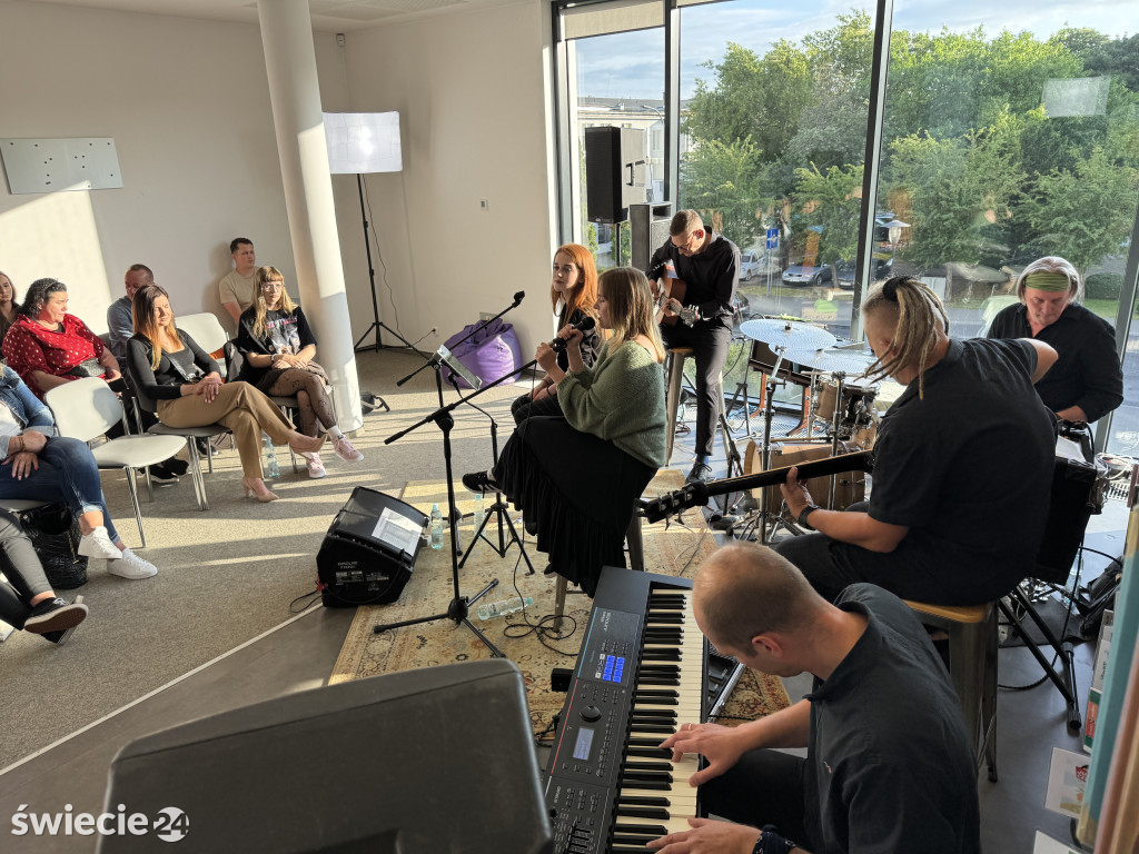 Muzyka w bibliotece. Koncert zespołu Przestrzeń