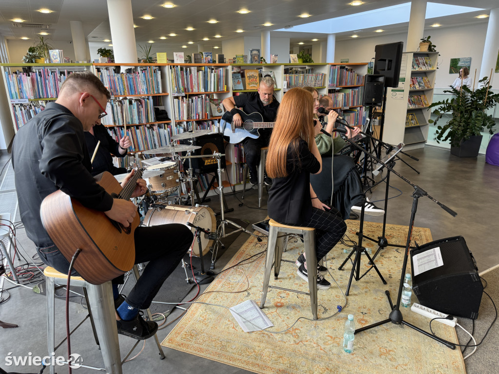 Muzyka w bibliotece. Koncert zespołu Przestrzeń