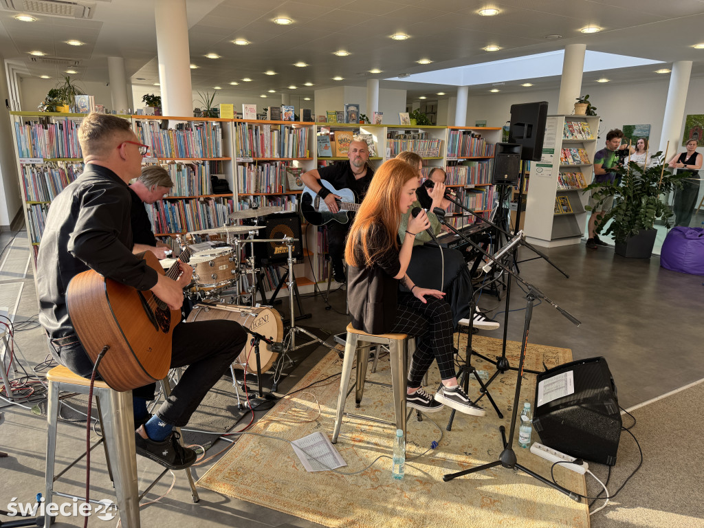 Muzyka w bibliotece. Koncert zespołu Przestrzeń