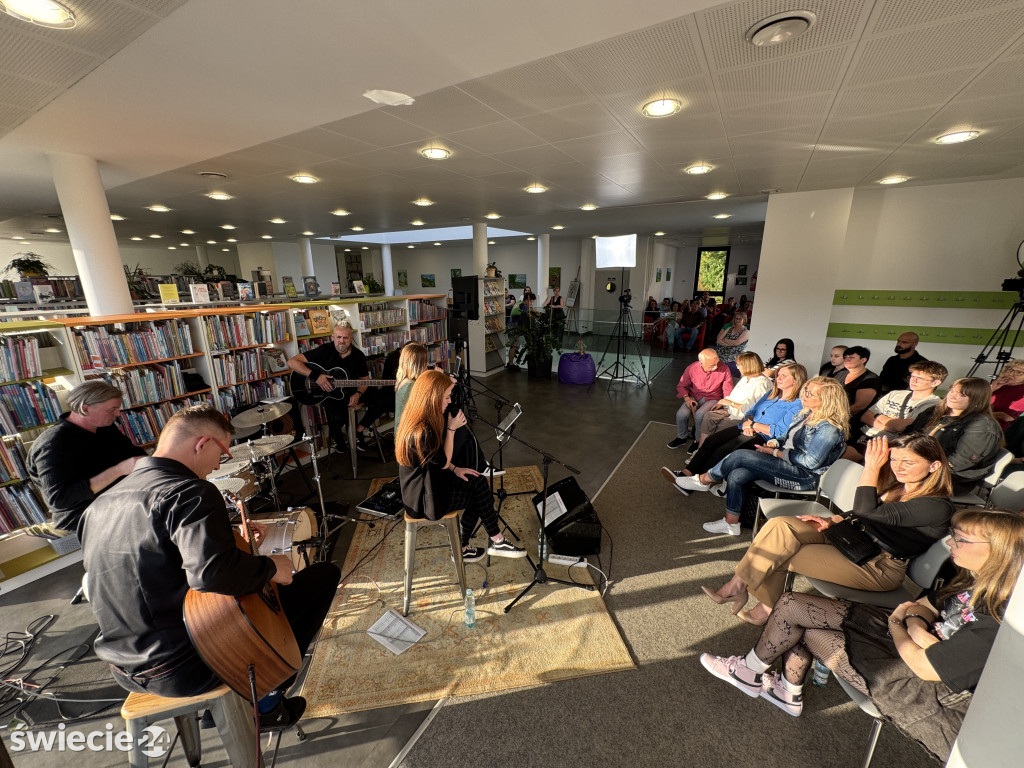 Muzyka w bibliotece. Koncert zespołu Przestrzeń