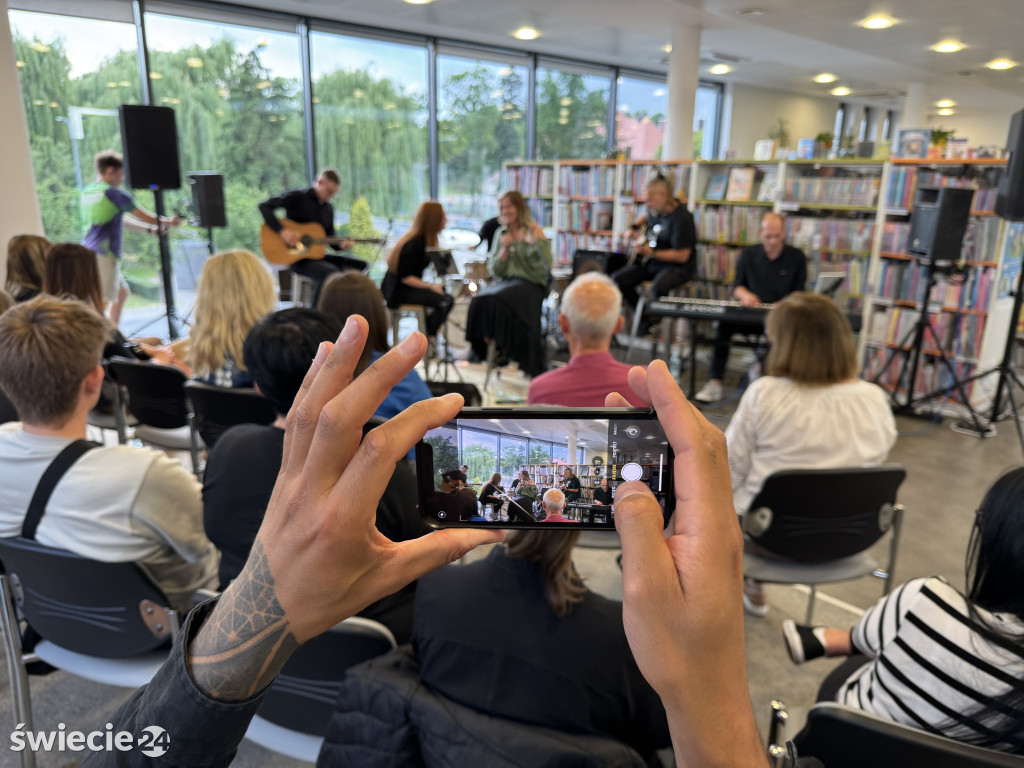 Muzyka w bibliotece. Koncert zespołu Przestrzeń