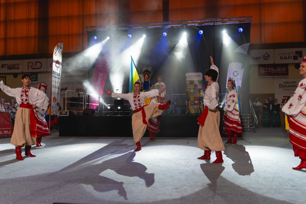 Folklor, tańce i pyszne jedzenie w świeckiej hali