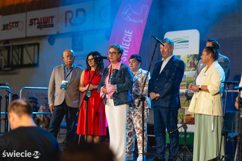 Folklor, tańce i pyszne jedzenie w świeckiej hali
