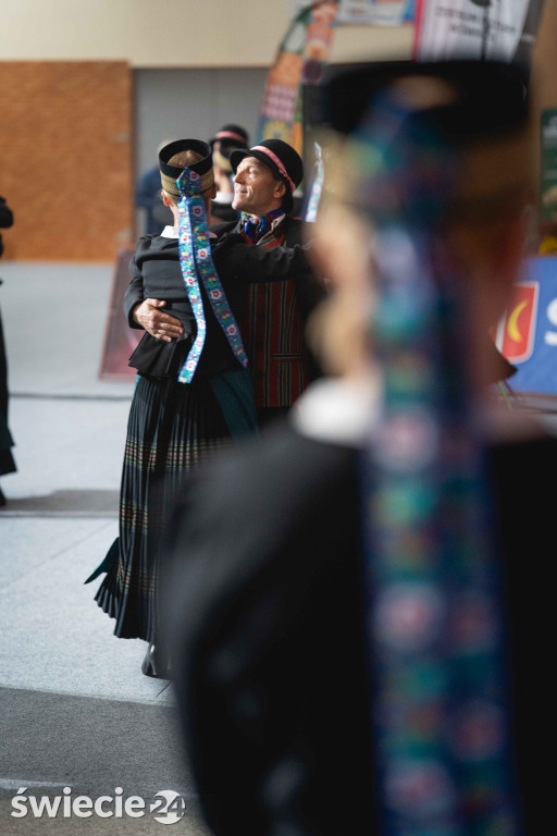 Folklor, tańce i pyszne jedzenie w świeckiej hali