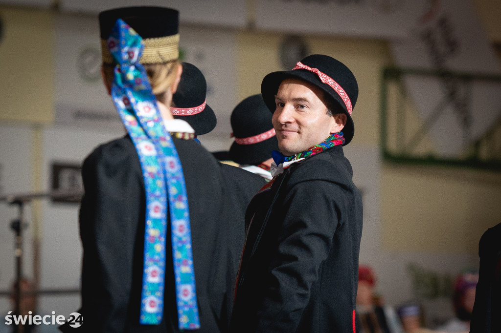 Folklor, tańce i pyszne jedzenie w świeckiej hali