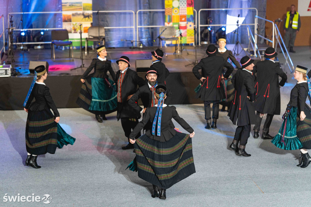 Folklor, tańce i pyszne jedzenie w świeckiej hali