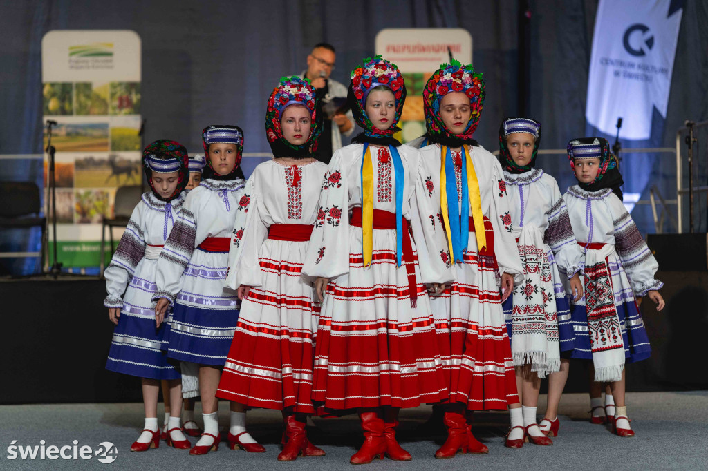 Folklor, tańce i pyszne jedzenie w świeckiej hali