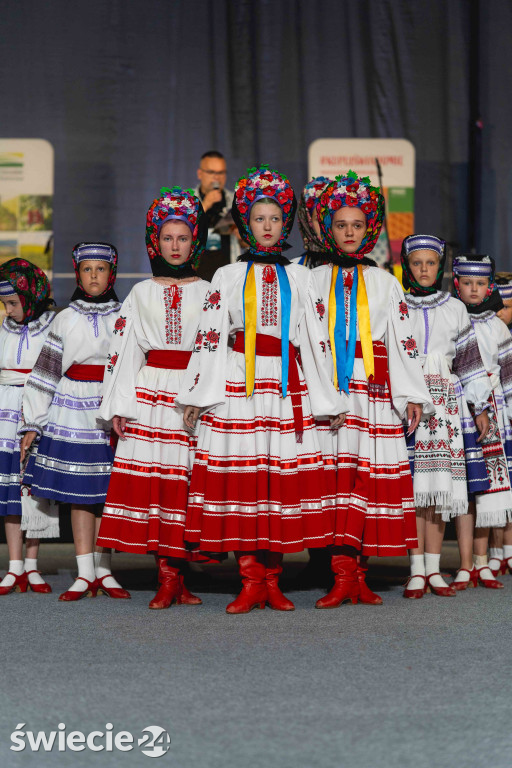 Folklor, tańce i pyszne jedzenie w świeckiej hali
