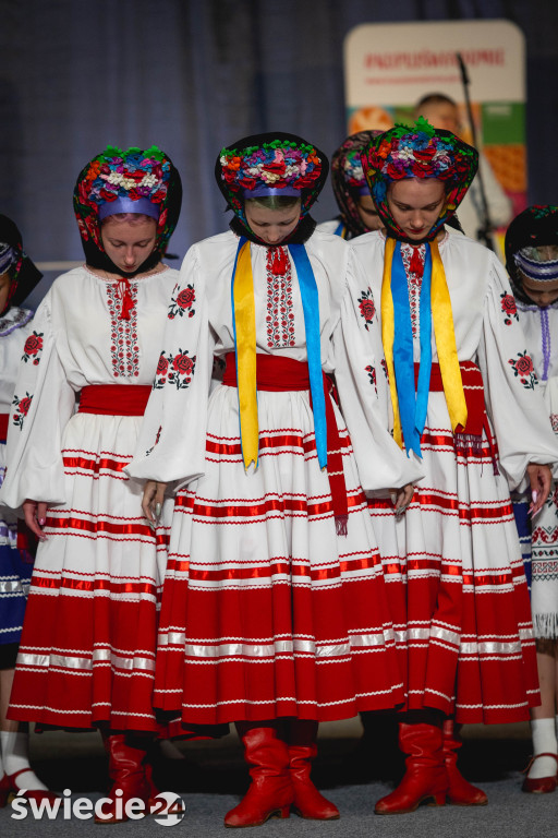 Folklor, tańce i pyszne jedzenie w świeckiej hali