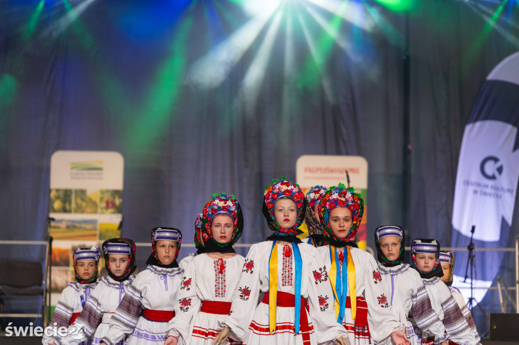 Folklor, tańce i pyszne jedzenie w świeckiej hali