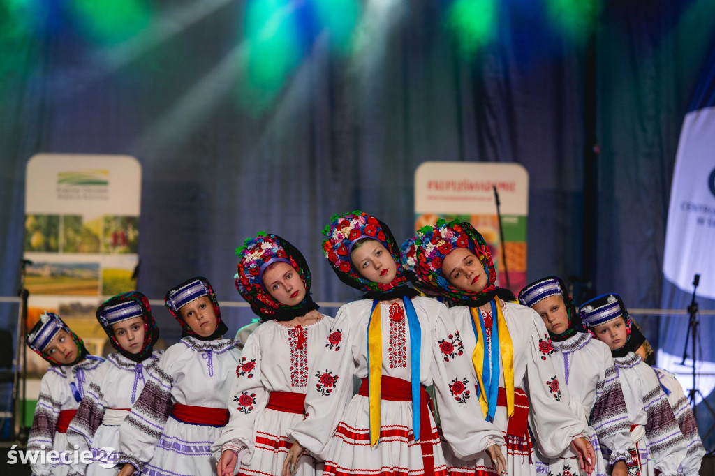 Folklor, tańce i pyszne jedzenie w świeckiej hali