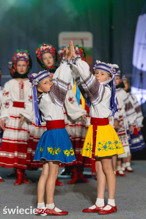 Folklor, tańce i pyszne jedzenie w świeckiej hali