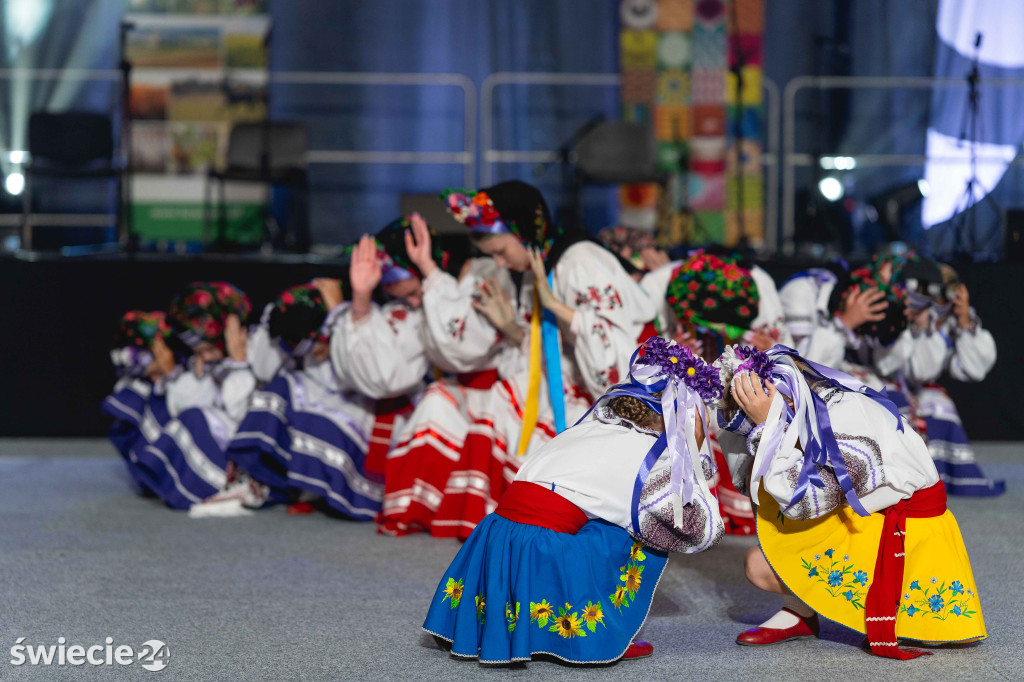 Folklor, tańce i pyszne jedzenie w świeckiej hali