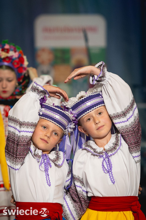 Folklor, tańce i pyszne jedzenie w świeckiej hali