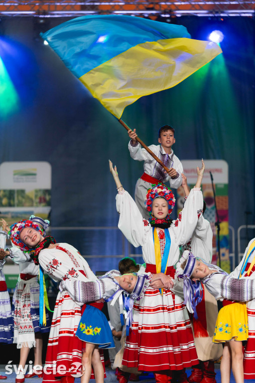 Folklor, tańce i pyszne jedzenie w świeckiej hali