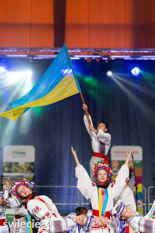 Folklor, tańce i pyszne jedzenie w świeckiej hali
