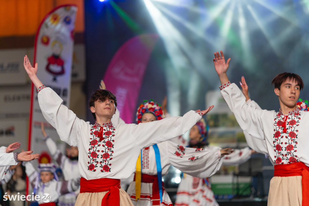 Folklor, tańce i pyszne jedzenie w świeckiej hali