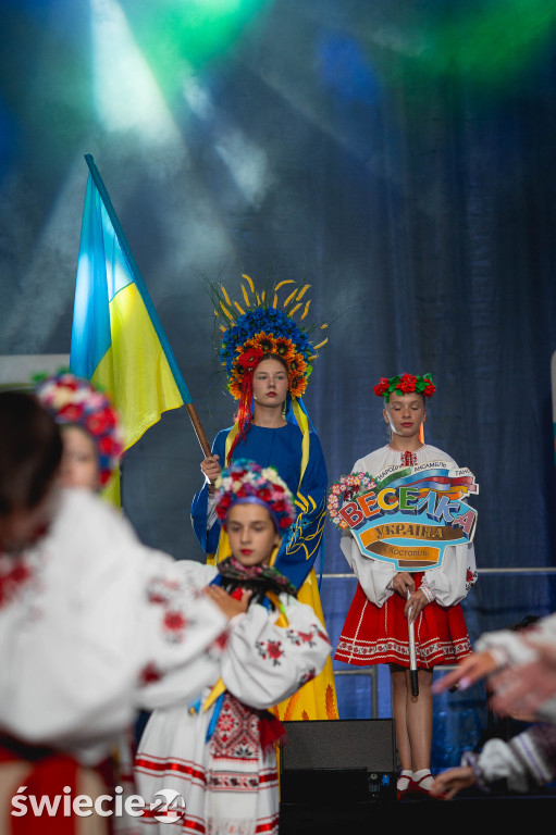 Folklor, tańce i pyszne jedzenie w świeckiej hali