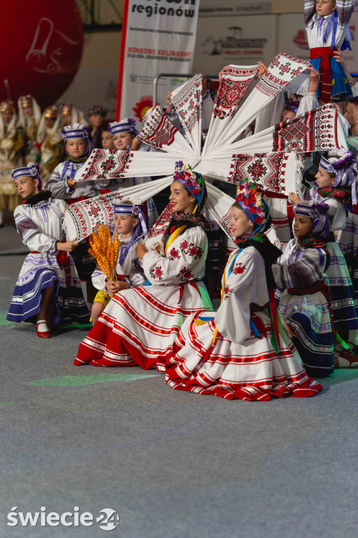 Folklor, tańce i pyszne jedzenie w świeckiej hali