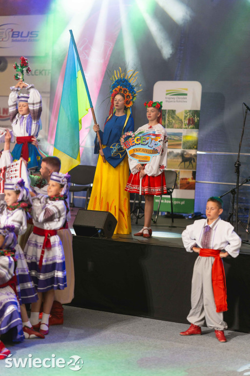Folklor, tańce i pyszne jedzenie w świeckiej hali