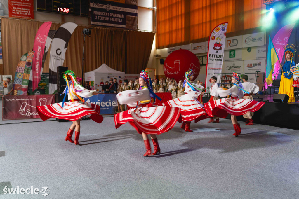 Folklor, tańce i pyszne jedzenie w świeckiej hali