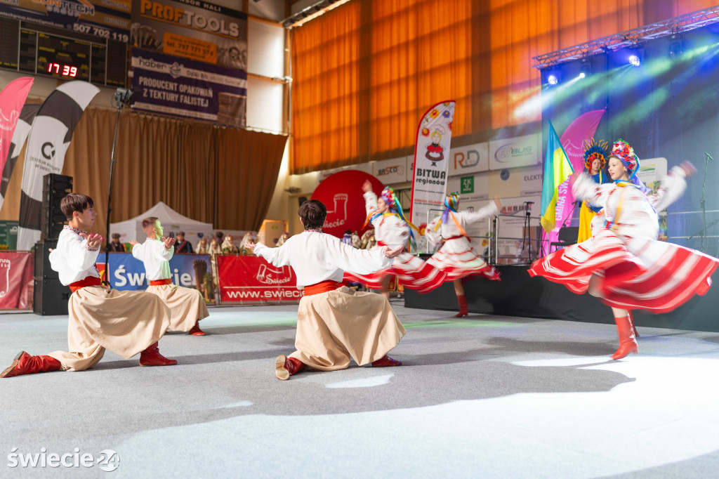 Folklor, tańce i pyszne jedzenie w świeckiej hali