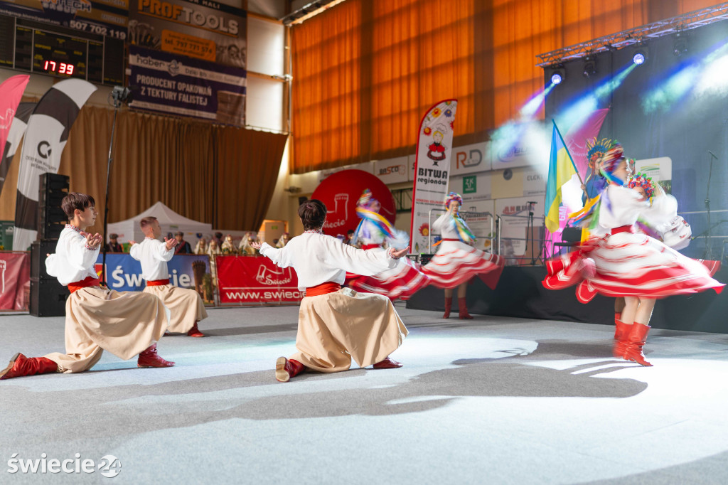 Folklor, tańce i pyszne jedzenie w świeckiej hali