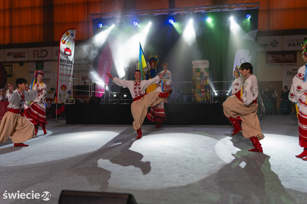 Folklor, tańce i pyszne jedzenie w świeckiej hali