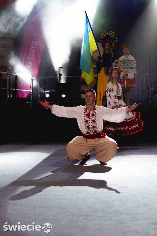 Folklor, tańce i pyszne jedzenie w świeckiej hali