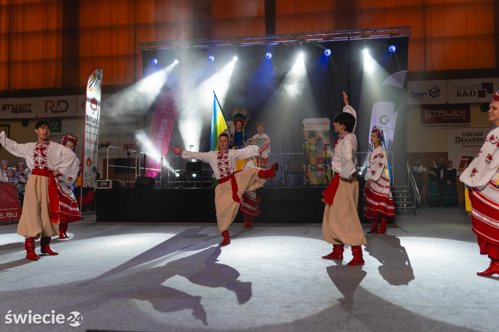 Folklor, tańce i pyszne jedzenie w świeckiej hali