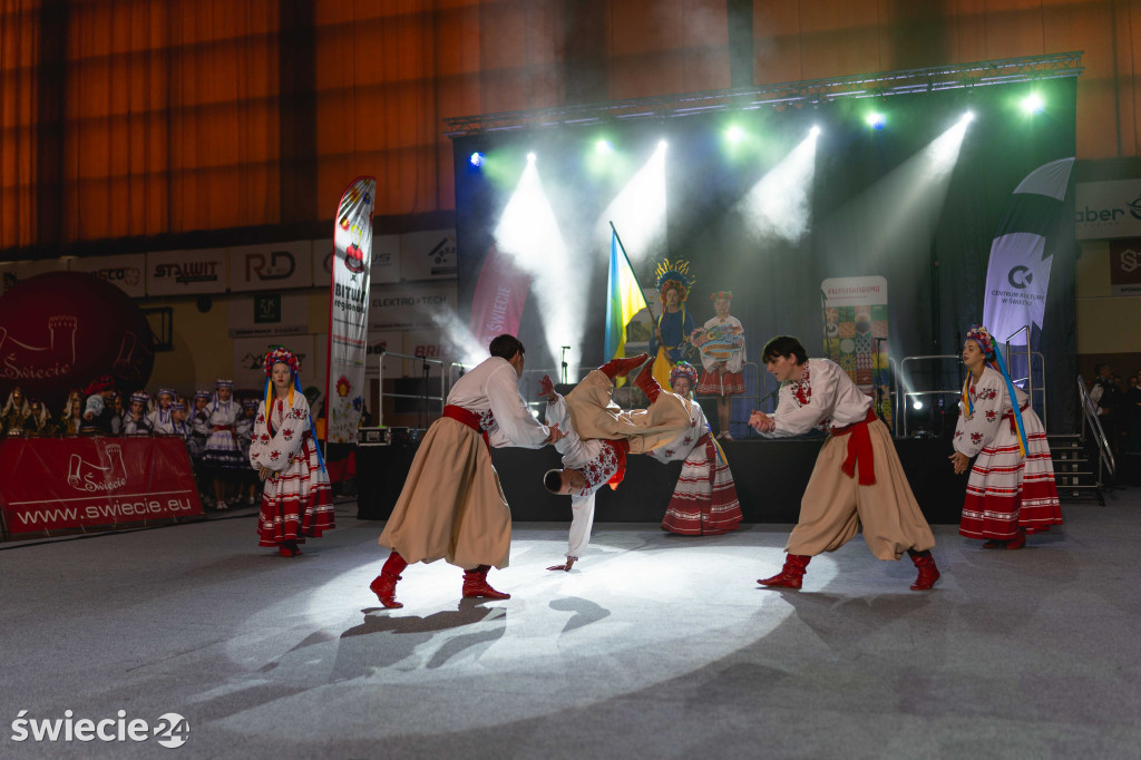 Folklor, tańce i pyszne jedzenie w świeckiej hali